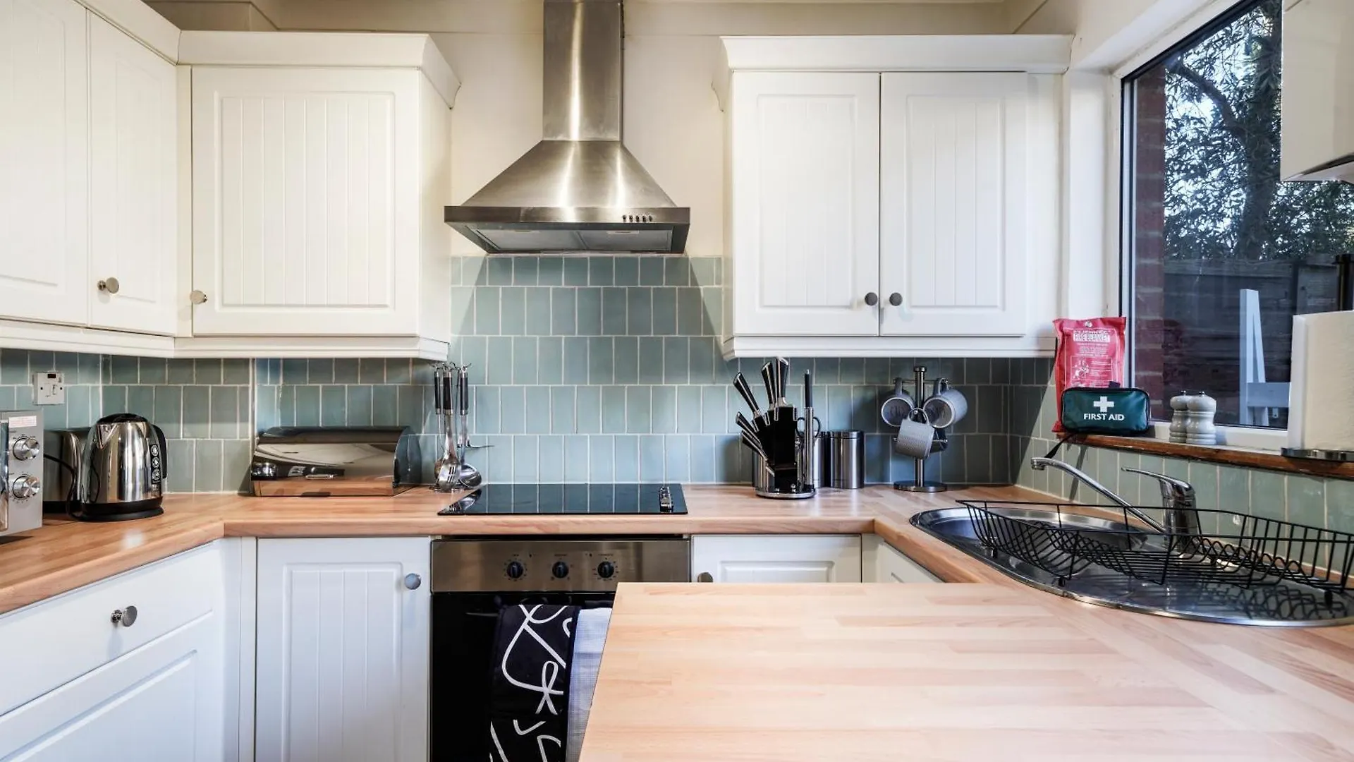 40 Percent Off! - Delightful Abode In London - Garden Villa 0*,  United Kingdom